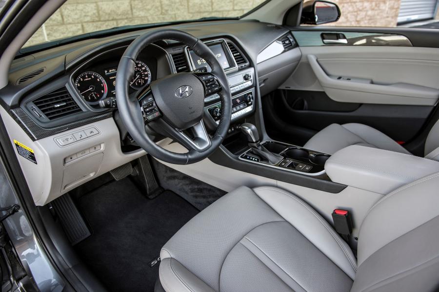 Интерьер Hyundai Sonata 2017 года  (NA) (фото 7 из 40)